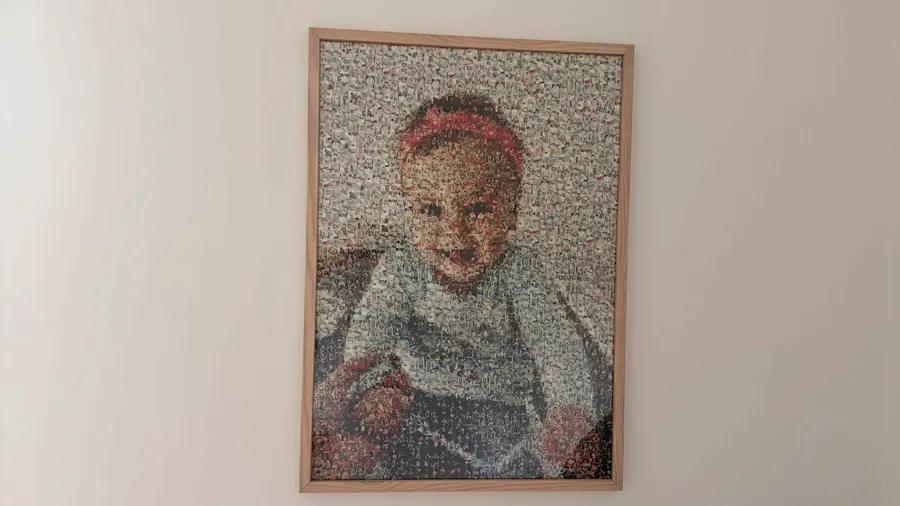 Mosaïque photo de naissance encadrée au mur